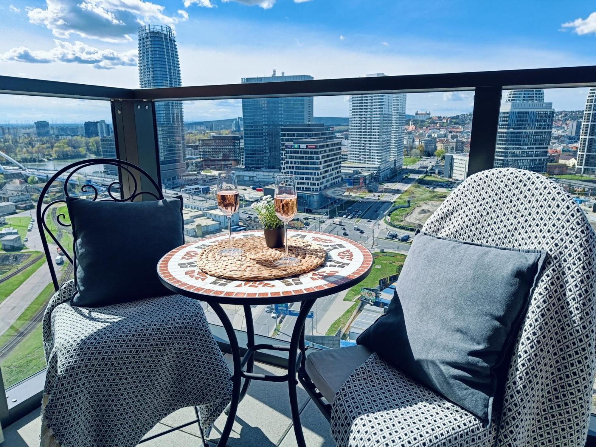 Sag 20Th Floor Klingerka Residence Castle View Free Parking Free Wifi Pressburg Exterior foto